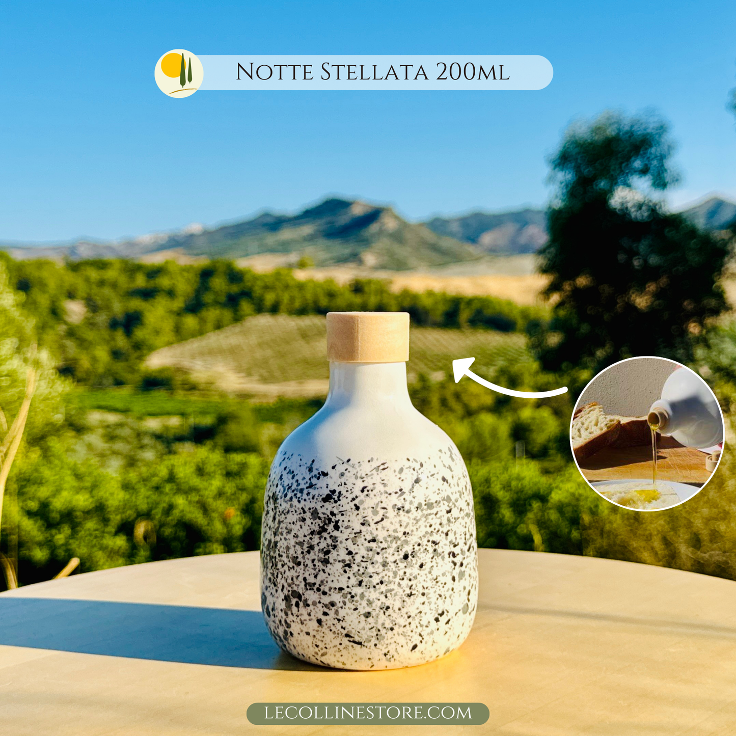Handgemachte Keramik-Olivenölflasche aus Italien, dekoriert mit schwarzen und grauen Punkten auf weißem Hintergrund. Das Modell „Sternennacht“ interpretiert den Kontrast von Licht und Dunkelheit mit moderner Eleganz und schafft einen raffinierten, zeitgenössischen Effekt. Jede Ölflasche ist ein Unikat, handbemalt und ideal zum Servieren von nativem Olivenöl extra, Essig und Dressings. Ein Küchenaccessoire, das italienische Tradition, minimalistisches Design und zeitlosen Stil vereint.