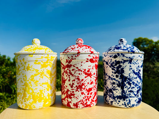 Set aus 3 handgefertigten Keramik Vorratsdosen mit Deckel, in lebendigen Farben: Blau, Rot und Gelb, traditionell gesprenkelt und in Italien handbemalt. Ideal zur Aufbewahrung von Zucker, Kaffee, Salz, Tee, Mehl oder Keksen. Mediterranes Design für Landhausküche und moderne Räume. Die luftdichten Deckel halten den Inhalt frisch. Perfekt als stilvolle Küchenaufbewahrung, Deko auf dem Regal oder Geschenk für Liebhaber italienischer Keramikkunst.