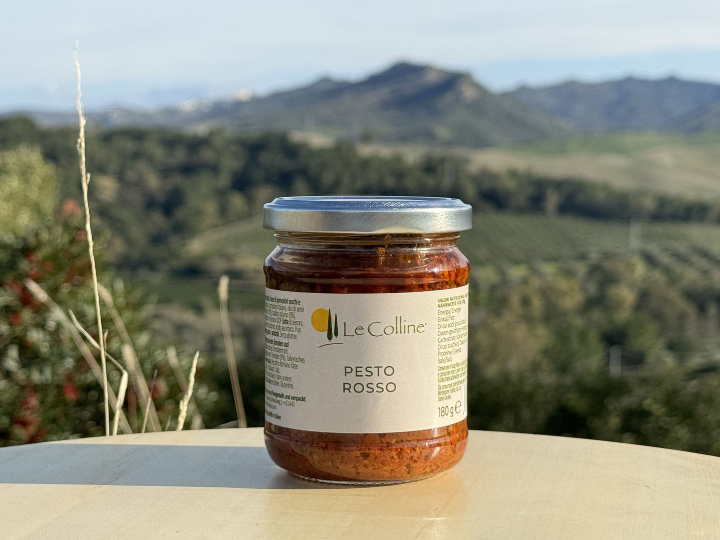 Rotes pesto mit basilikum und getrockneten tomaten aus italien