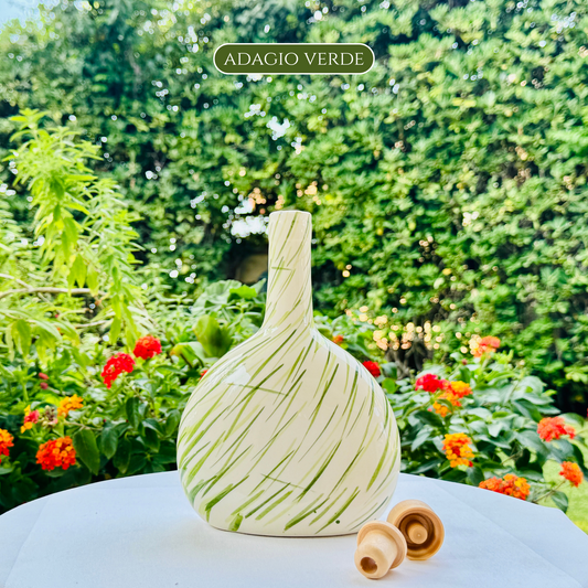 Distributore di olio in bottiglia di ceramica colorata "Vivace" per olio d'oliva fatto a mano in Italia