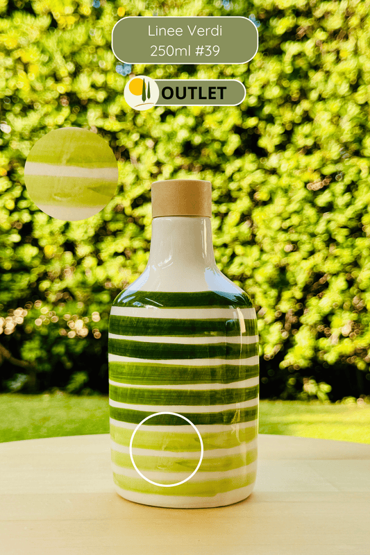 Distributore di olio in bottiglia di ceramica con linee verdi per olio d'oliva fatto a mano in Italia