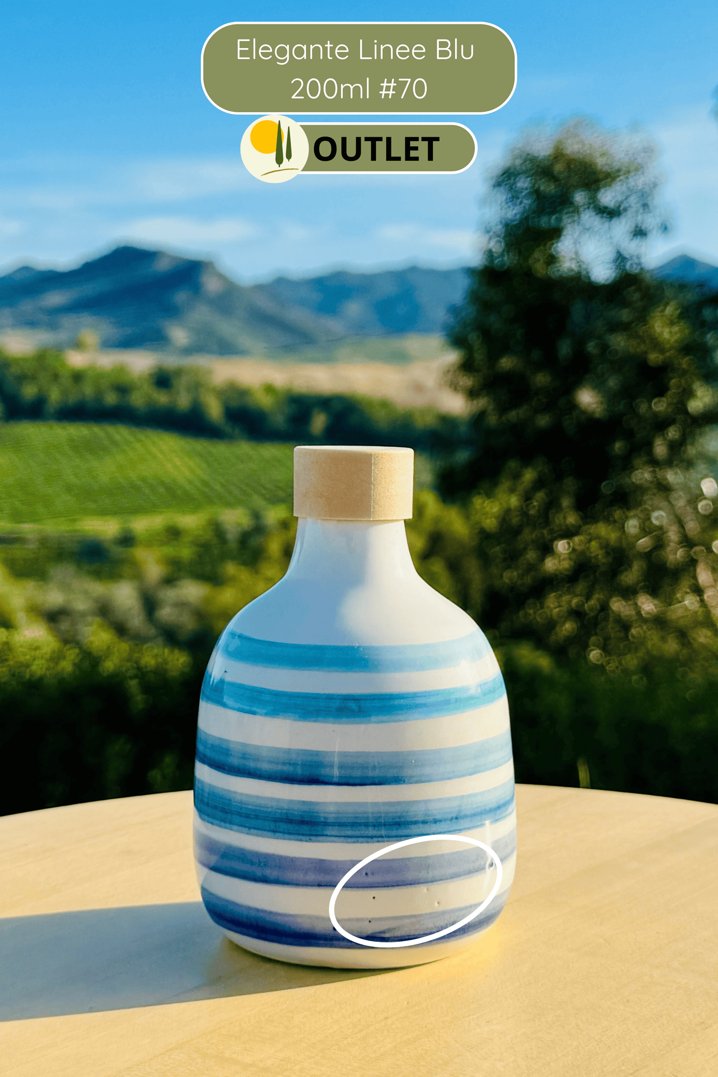 Distributore di olio in bottiglia di ceramica con linee blu per olio d'oliva fatto a mano in Italia