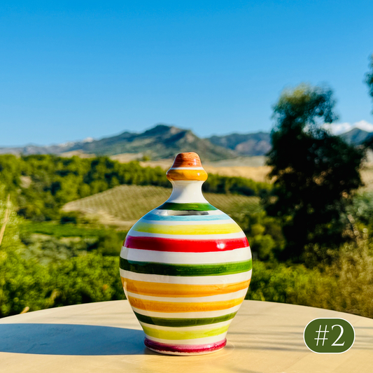 Distributore di olio in bottiglia di ceramica con linee verdi per olio d'oliva fatto a mano in Italia