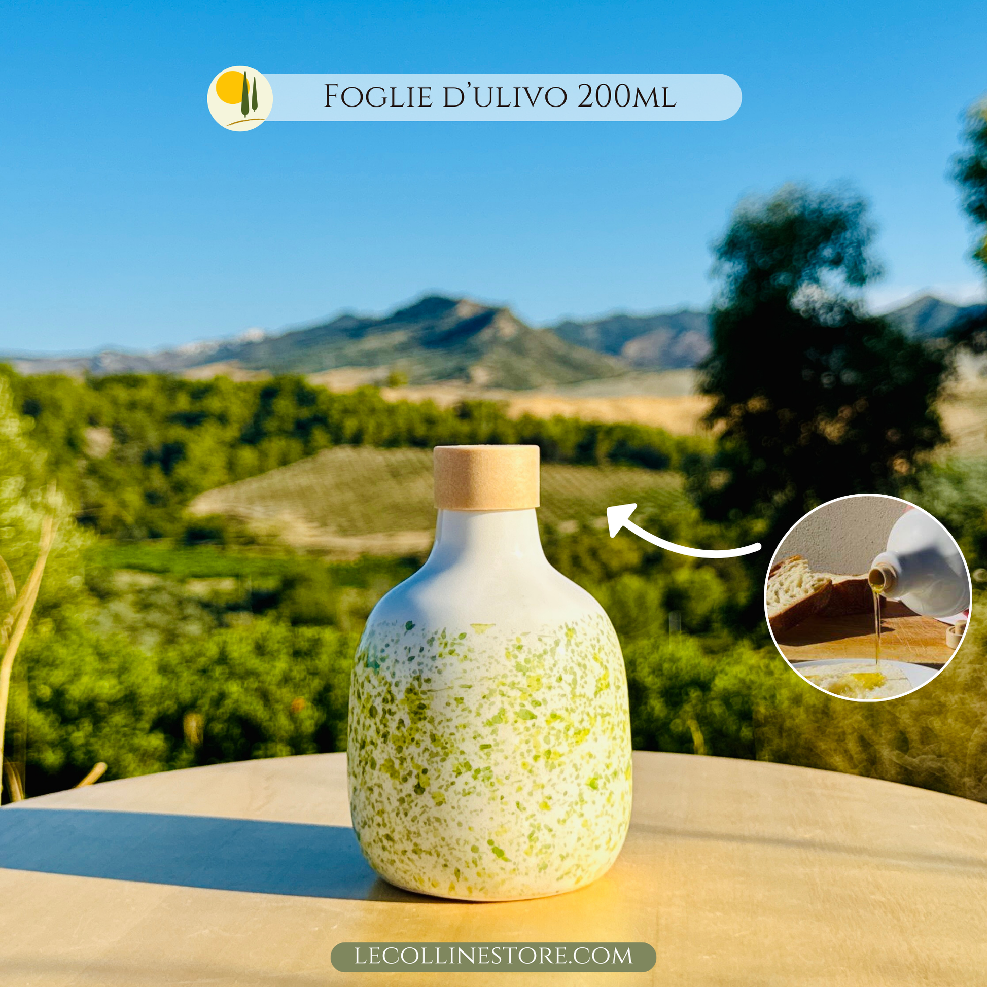 Handgefertigte und handbemalte Keramik-Ölflasche aus Italien, dekoriert mit grünen Punkten, die an Olivenblätter und die sonnigen Landschaften Süditaliens erinnern. Das Modell „Olivenblätter“ ist eine authentische Hommage an die mediterrane Natur und die Olivenhaine, aus denen das native Olivenöl extra stammt. Jedes Stück ist einzigartig, sorgfältig gearbeitet und bemalt, um den Tisch mit Eleganz und Funktionalität zu bereichern. Perfekt als Küchenaccessoire, Tischdekoration oder originelle Geschenkidee.