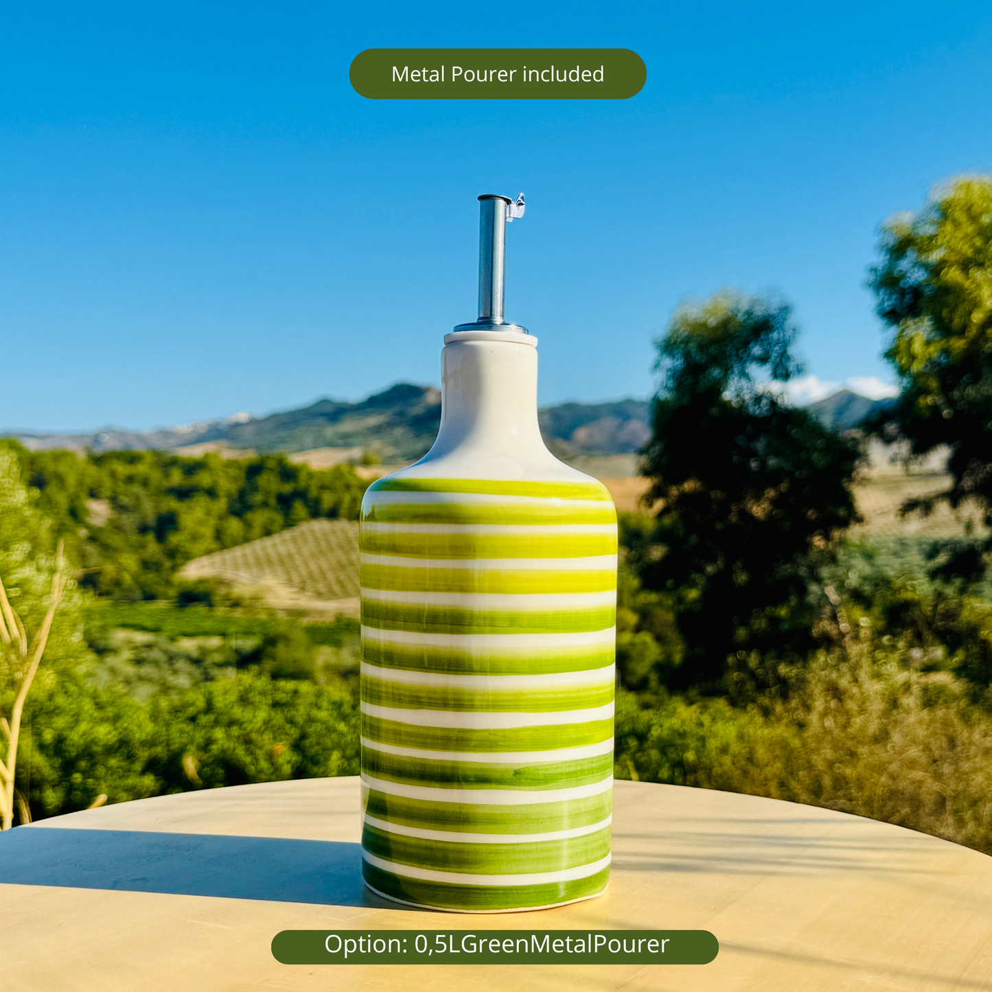 Distributore di olio in bottiglia di ceramica con linee verdi per olio d'oliva fatto a mano in Italia