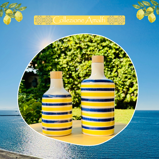 Zwei handgefertigte Keramikflaschen im mediterranen Stil mit leuchtend gelb-blauen Streifen und Holzdeckeln, ideal als Öl- oder Essigspender. Inspiriert von der Amalfiküste, stehen sie auf einem Tisch mit Zitronenblatt vor dem Meer und einer blühenden Bougainvillea. Die leuchtenden Farben und das authentische Design bringen italienisches Flair auf den Esstisch oder in die Küche – perfekt als funktionales Küchenaccessoire oder stilvolle Deko.