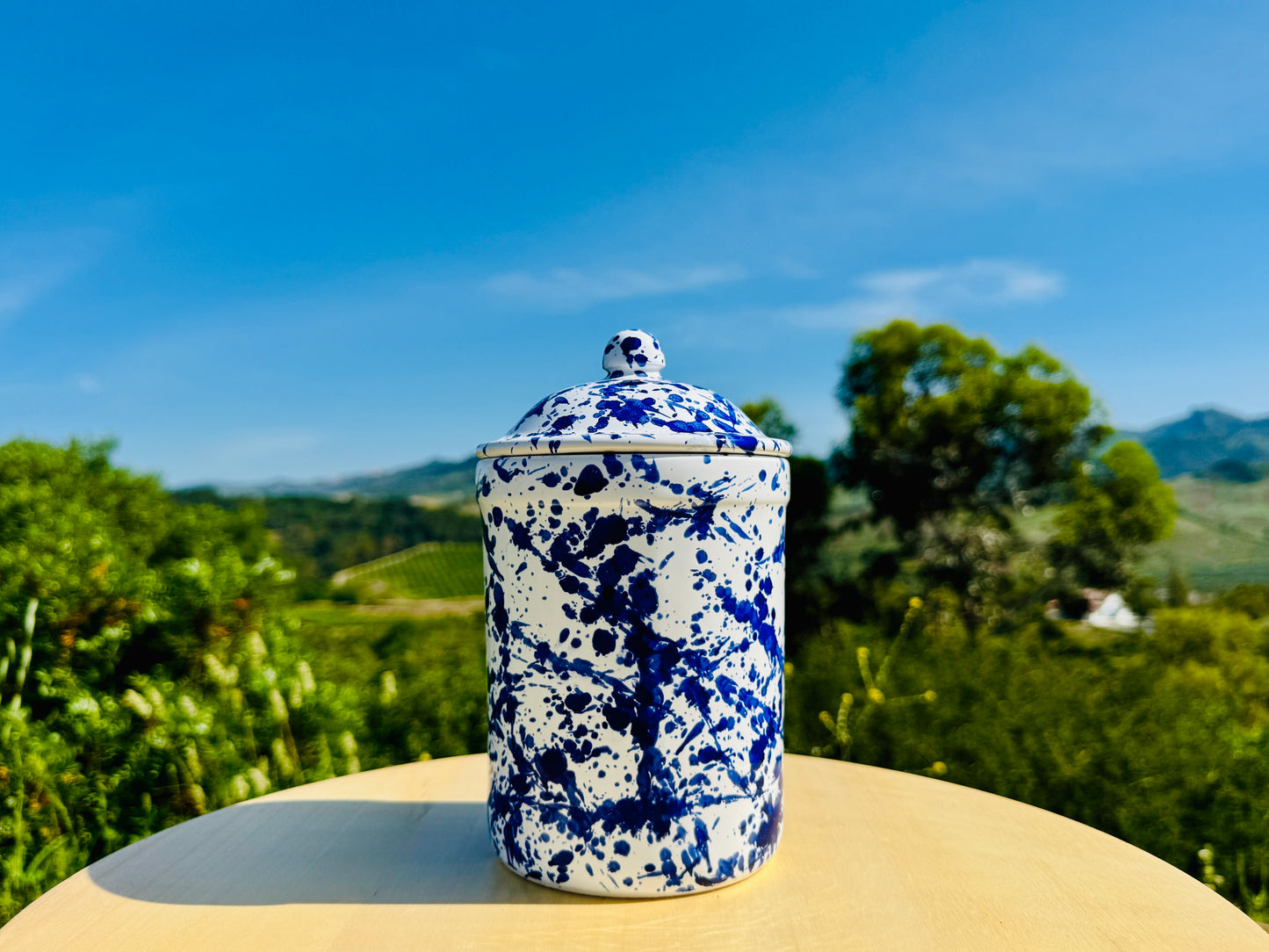 Keramik Vorratsdose 800 ml, handgefertigt und handbemalt in Italien, mit blau-weißer Sprenkel-Dekoration. Ideal zur Aufbewahrung von Kaffee, Zucker, Salz, Tee, Mehl oder Keksen. Mediterranes Design für Landhausküche, moderne Küche oder Vorratskammer. Mit passendem Deckel für aromadichte Lagerung. Perfekt als Küchenaufbewahrung oder als stilvolles Deko-Element im Regal. Bringt Farbe und italienisches Flair ins Zuhause.