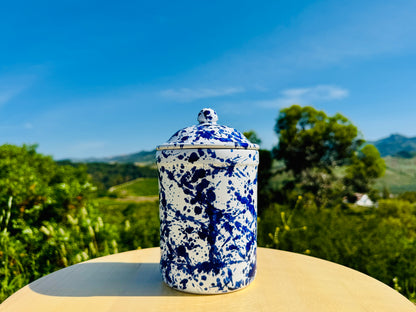 Keramik Vorratsdose 800 ml, handgefertigt und handbemalt in Italien, mit blau-weißer Sprenkel-Dekoration. Ideal zur Aufbewahrung von Kaffee, Zucker, Salz, Tee, Mehl oder Keksen. Mediterranes Design für Landhausküche, moderne Küche oder Vorratskammer. Mit passendem Deckel für aromadichte Lagerung. Perfekt als Küchenaufbewahrung oder als stilvolles Deko-Element im Regal. Bringt Farbe und italienisches Flair ins Zuhause.