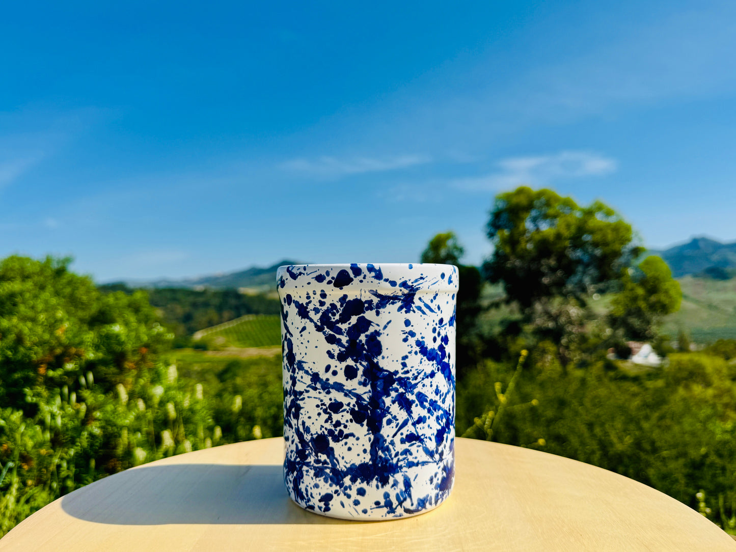 Keramik Vorratsdose 800 ml, handgefertigt und handbemalt in Italien, mit blau-weißer Sprenkel-Dekoration. Ideal zur Aufbewahrung von Kaffee, Zucker, Salz, Tee, Mehl oder Keksen. Mediterranes Design für Landhausküche, moderne Küche oder Vorratskammer. Mit passendem Deckel für aromadichte Lagerung. Perfekt als Küchenaufbewahrung oder als stilvolles Deko-Element im Regal. Bringt Farbe und italienisches Flair ins Zuhause.