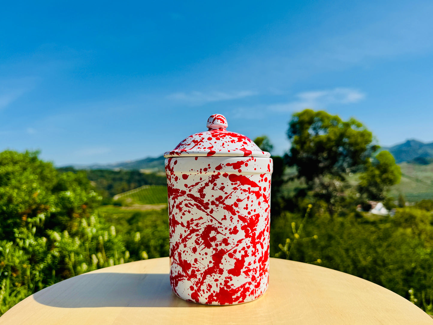 rot gesprenkelter Keramikbehälter 800 ml mit Deckel, kunstvoll handgefertigt in Italien. Ideal als Keksdose, Zuckerdose oder für Tee, Salz, Gewürze und Kaffee. Mediterrane Keramik für Küche, Esszimmer oder Vorratsraum. Traditionell bemalt, jedes Stück ein Unikat. Praktisch zur Aufbewahrung und dekorativ auf Küchenregal, Sideboard oder Tisch. Verleiht rustikalem und modernem Ambiente südländischen Charme.