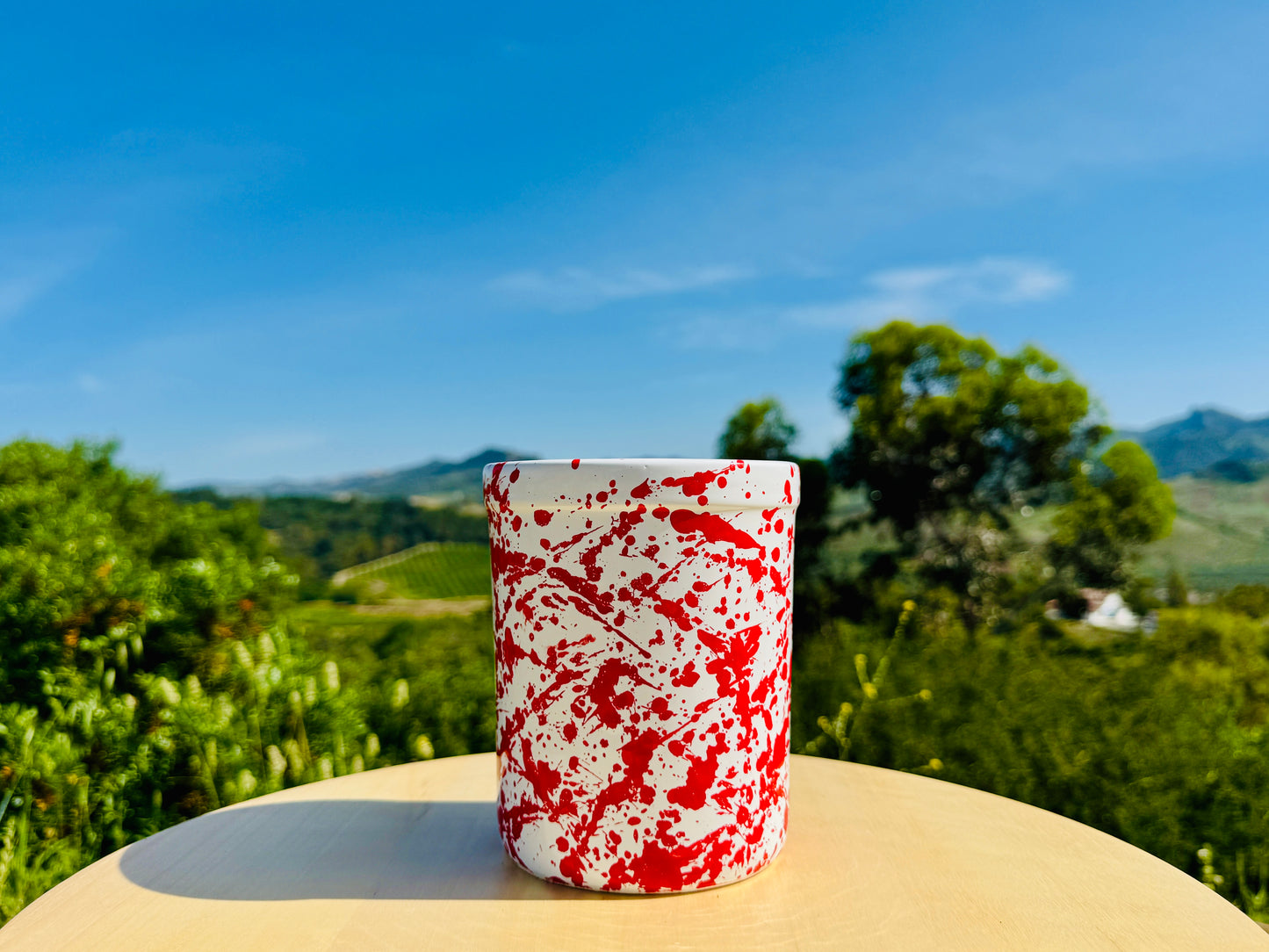 rot gesprenkelter Keramikbehälter 800 ml mit Deckel, kunstvoll handgefertigt in Italien. Ideal als Keksdose, Zuckerdose oder für Tee, Salz, Gewürze und Kaffee. Mediterrane Keramik für Küche, Esszimmer oder Vorratsraum. Traditionell bemalt, jedes Stück ein Unikat. Praktisch zur Aufbewahrung und dekorativ auf Küchenregal, Sideboard oder Tisch. Verleiht rustikalem und modernem Ambiente südländischen Charme.