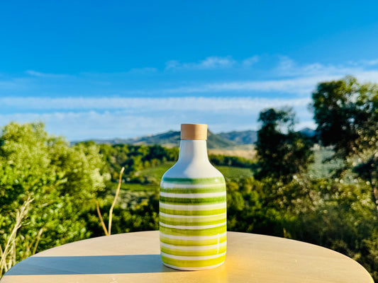 Distributore di olio in bottiglia di ceramica con linee verdi per olio d'oliva fatto a mano in Italia