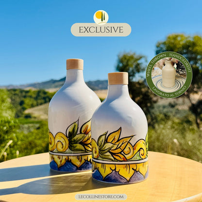 Handgefertigte Keramikflasche aus der EXCLUSIVE Kollektion von Le Colline, auf der Töpferscheibe gefertigt und von Hand im Majolika-Stil bemalt. Mediterrane Dekoration in warmen Gelb-, Blau- und Grüntönen, inspiriert von Licht, Farben und der Schönheit der süditalienischen Küstenorte.