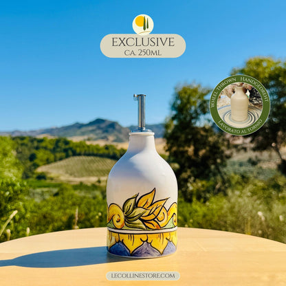 Handgefertigte Keramikflasche 250ml „Sole mediterraneo “ aus der EXCLUSIVE Kollektion von Le Colline, auf der Töpferscheibe gefertigt und von Hand im maiolica-Stil bemalt. Mediterrane Dekoration in warmen Gelb-, Blau- und Grüntönen, inspiriert von Licht, Farben und der Schönheit der süditalienischen Küstenorte. Jedes Stück ist einzigartig und unwiederholbar.
