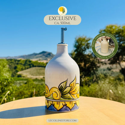 Handgefertigte Keramikflasche 500ml „Sole mediterraneo “ aus der EXCLUSIVE Kollektion von Le Colline, auf der Töpferscheibe gefertigt und von Hand im maiolica-Stil bemalt. Mediterrane Dekoration in warmen Gelb-, Blau- und Grüntönen, inspiriert von Licht, Farben und der Schönheit der süditalienischen Küstenorte. Jedes Stück ist einzigartig und unwiederholbar.