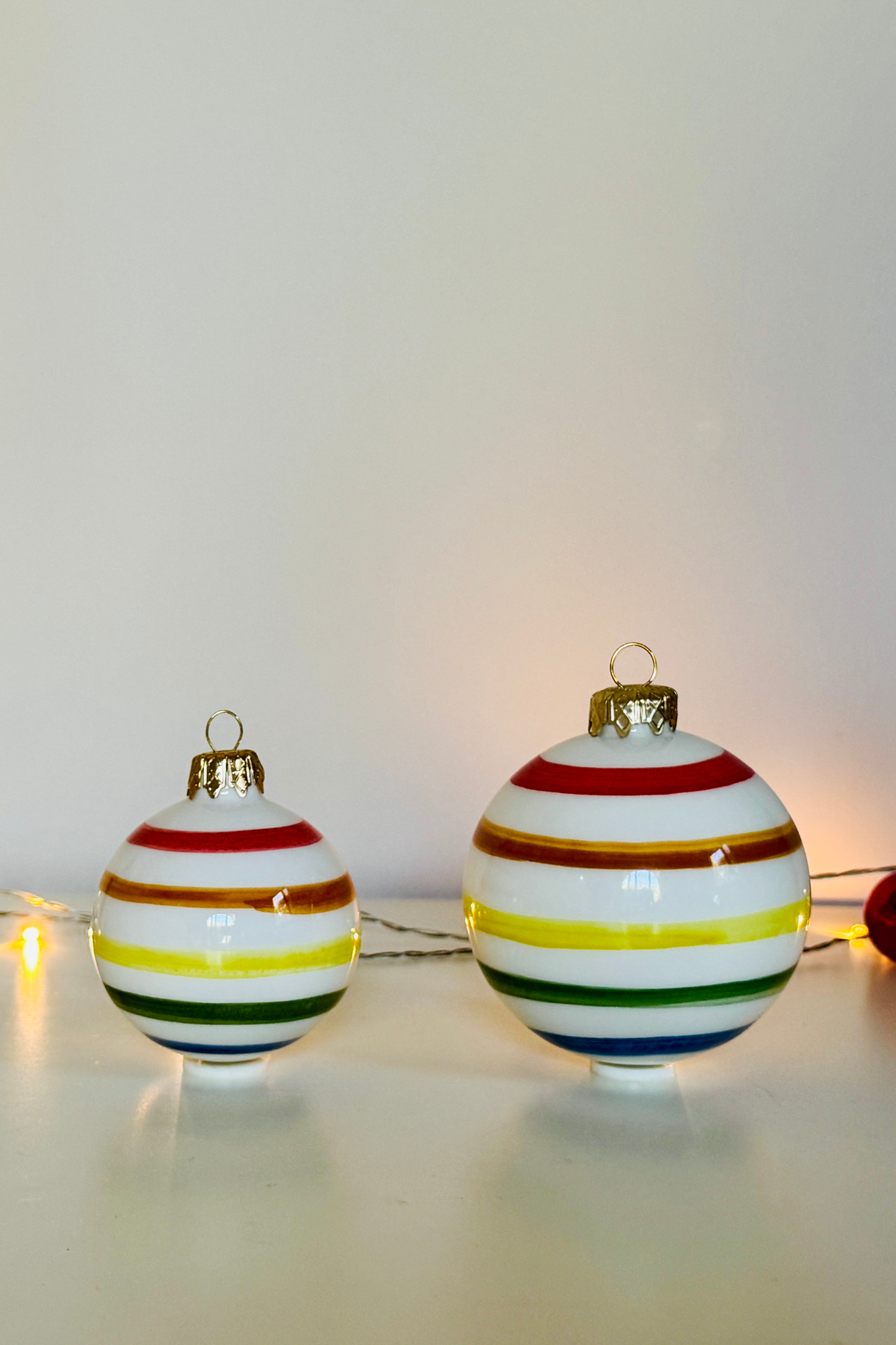 Keramik Weihnachtskugeln handbemalt mit bunten Linien "Vivace"