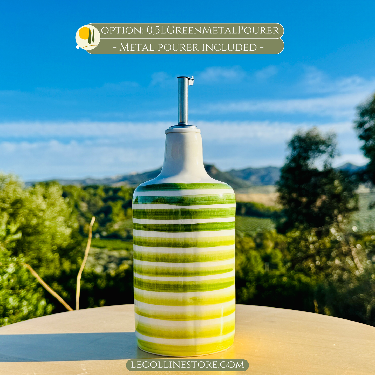 Distributore di olio in bottiglia di ceramica con linee verdi per olio d'oliva fatto a mano in Italia