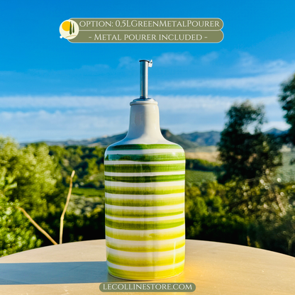 Distributore di olio in bottiglia di ceramica con linee verdi per olio d'oliva fatto a mano in Italia