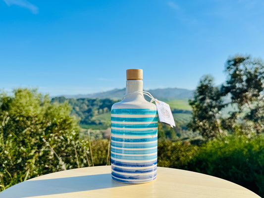 Distributore di olio in bottiglia di ceramica con linee blu per olio d'oliva fatto a mano in Italia