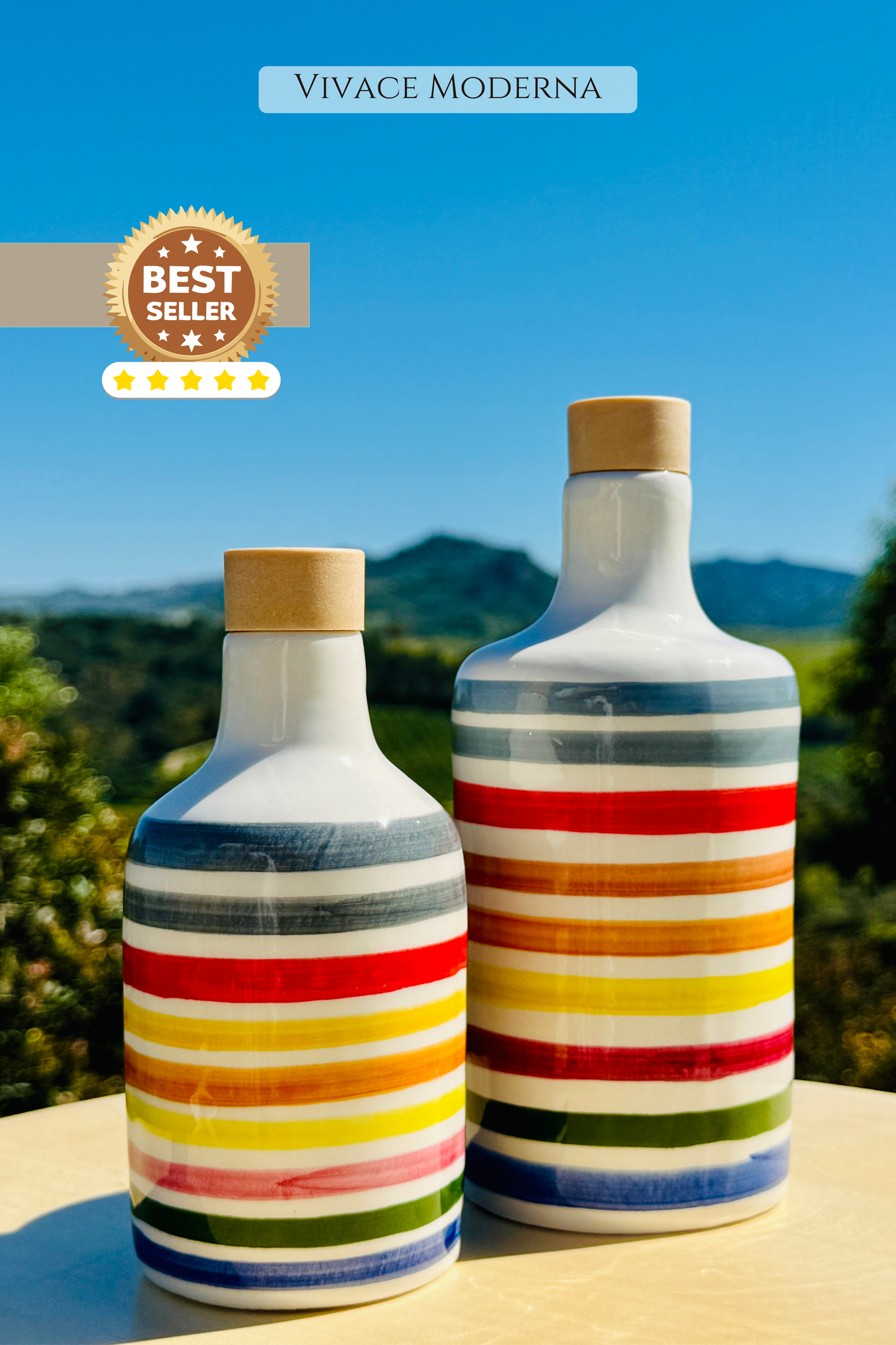 Italienische Keramikflaschen im modernen Streifen-Design, bunt handbemalt und mit Ausgießer, inszeniert vor Olivenhainen unter blauem Himmel