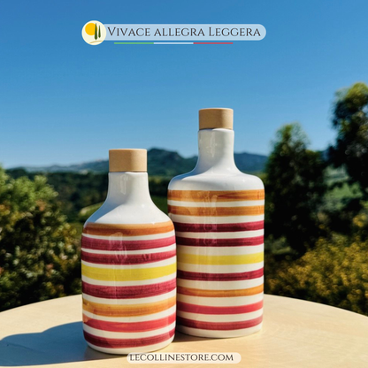 Italienische Keramikflaschen im modernen Streifen-Design, bunt handbemalt und mit Ausgießer, inszeniert vor Olivenhainen unter blauem Himmel