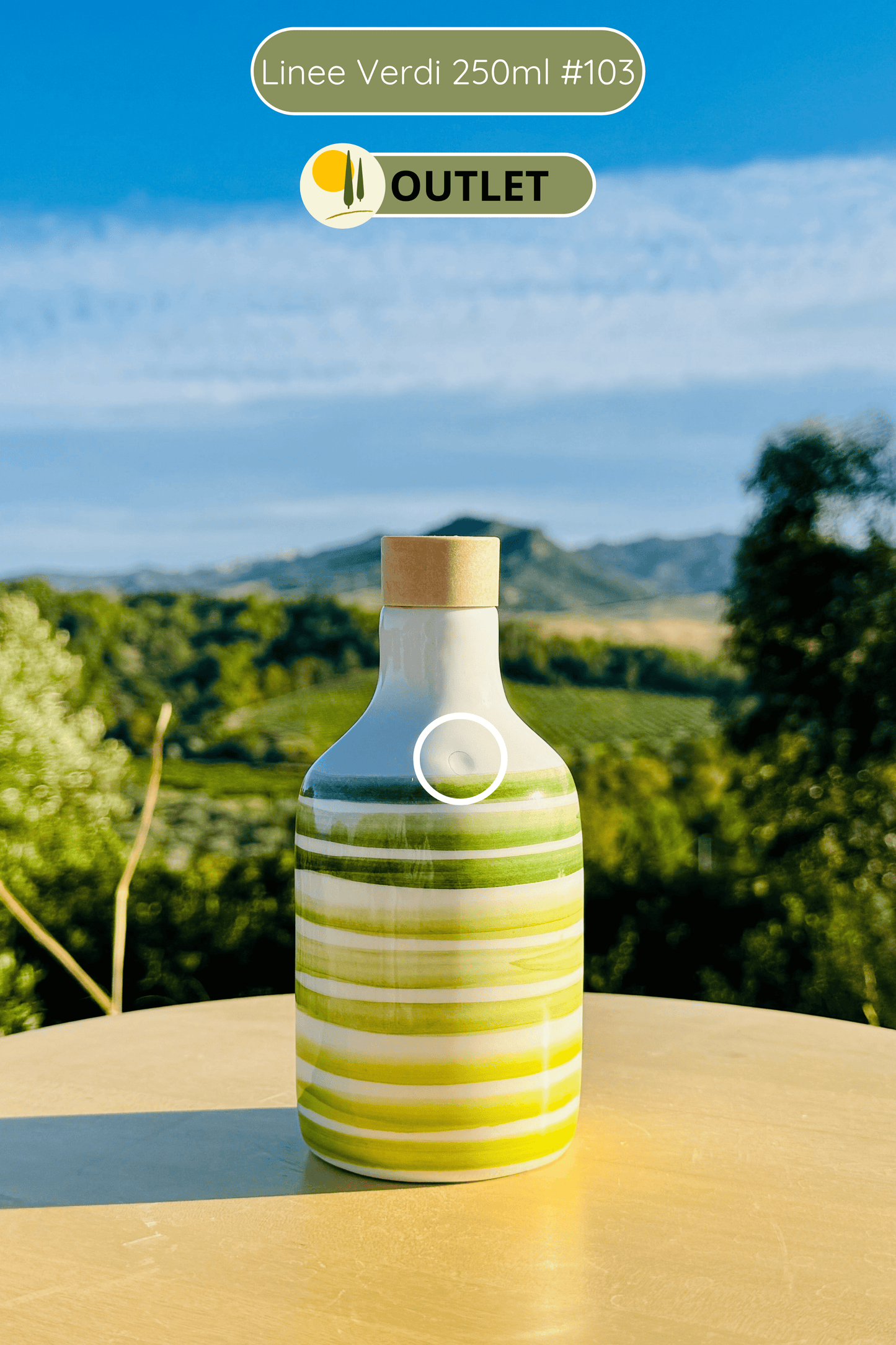 Distributore di olio in bottiglia di ceramica con linee verdi per olio d'oliva fatto a mano in Italia