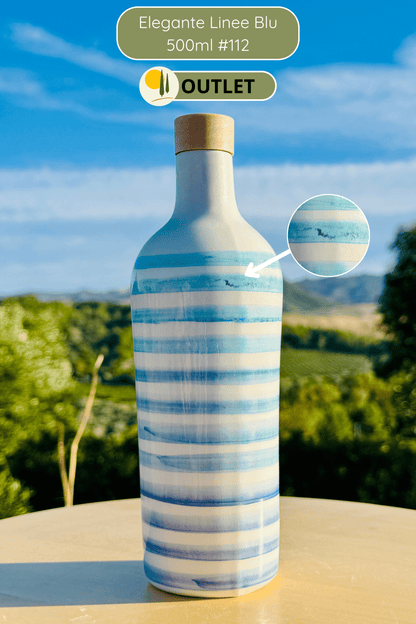 Distributore di olio in bottiglia di ceramica con linee blu per olio d'oliva fatto a mano in Italia
