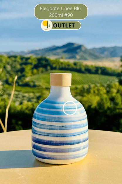 Distributore di olio in bottiglia di ceramica con linee blu per olio d'oliva fatto a mano in Italia