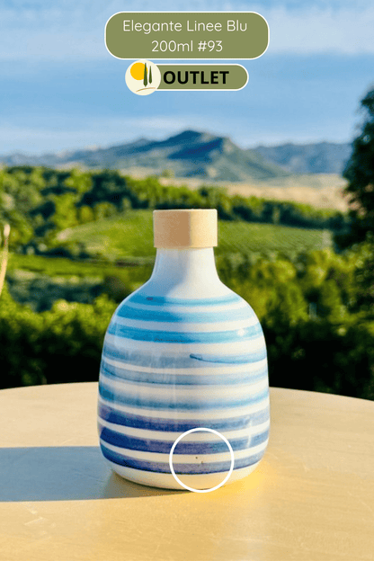 Distributore di olio in bottiglia di ceramica con linee blu per olio d'oliva fatto a mano in Italia