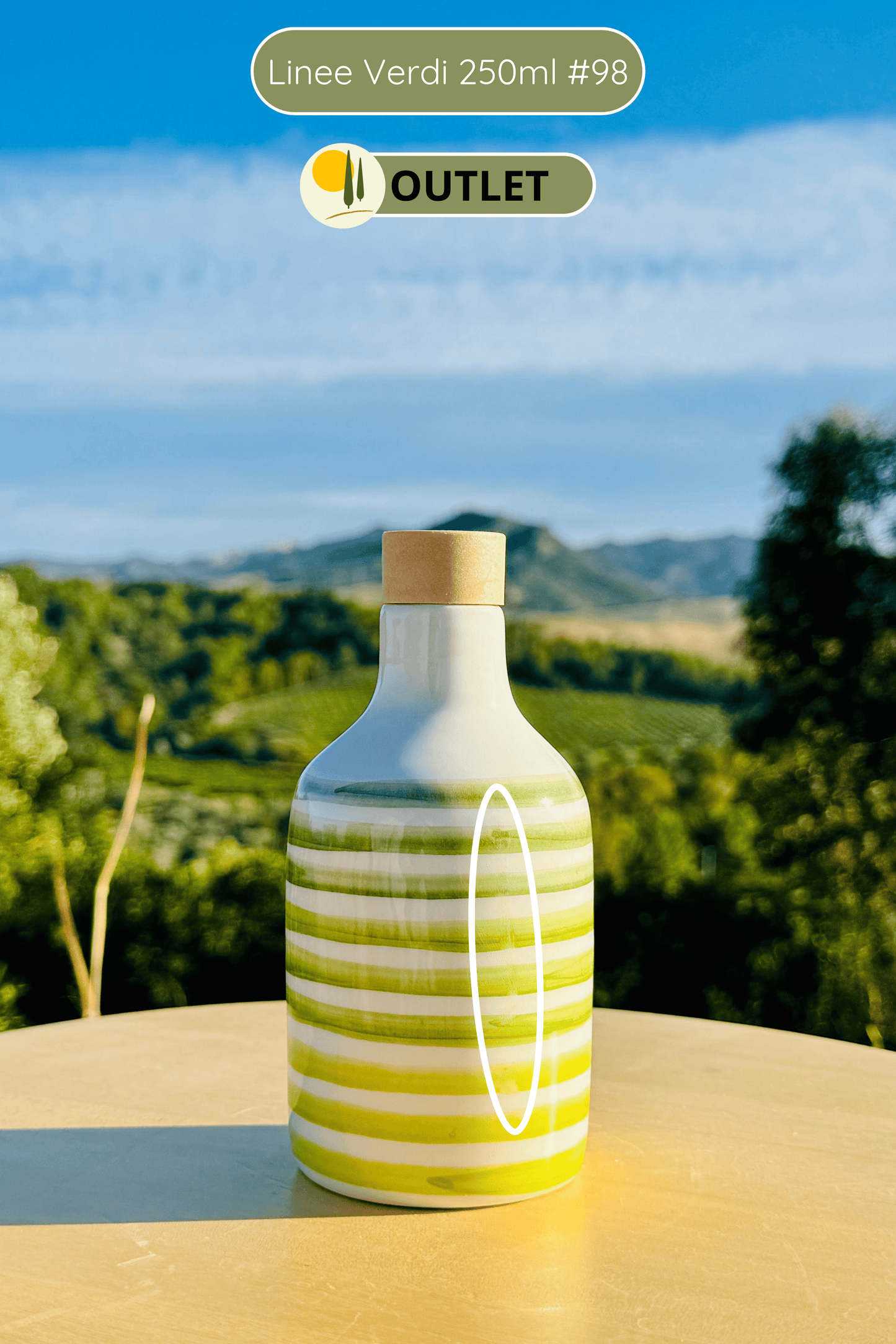 Distributore di olio in bottiglia di ceramica con linee verdi per olio d'oliva fatto a mano in Italia