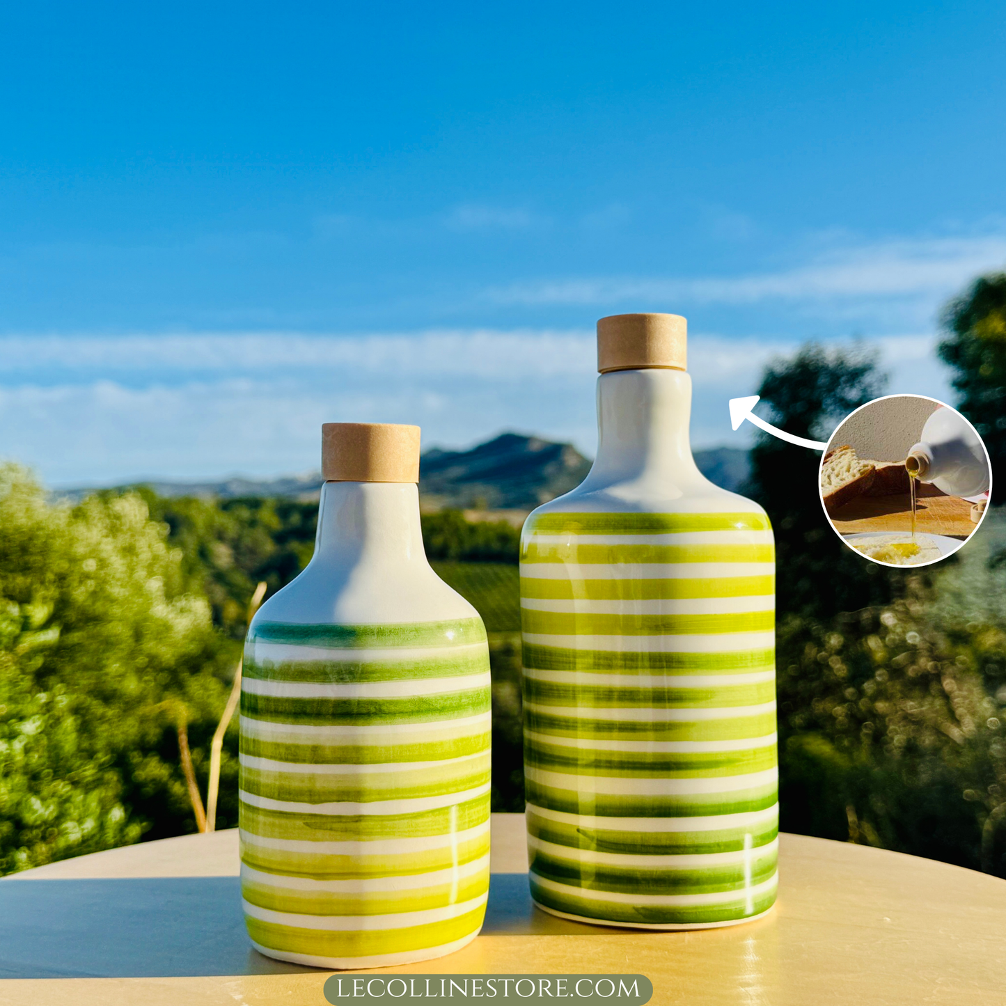 Distributore di olio in bottiglia di ceramica con linee verdi per olio d'oliva fatto a mano in Italia