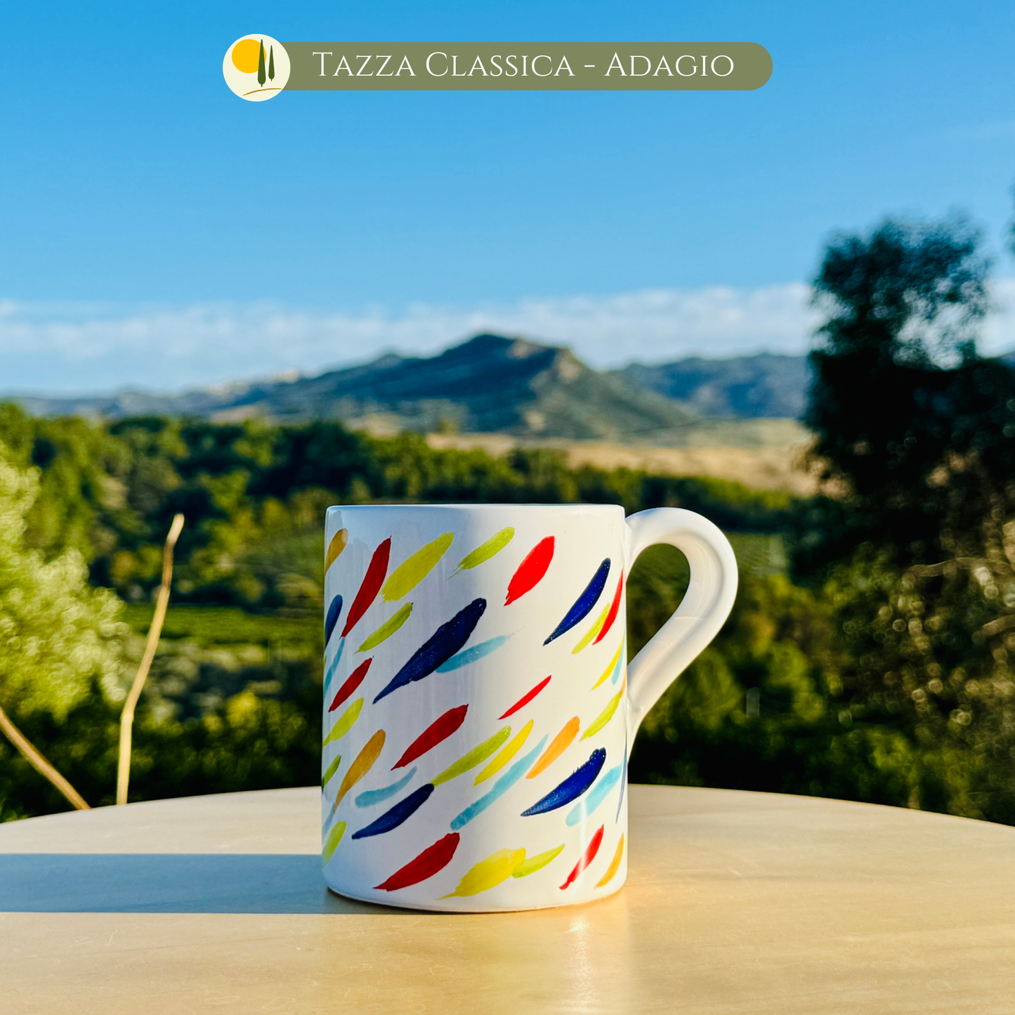 Handbemalte Keramik Tasse "Adagio" mit sanften abstrakten Farbtupfern in Rot, Gelb, grün und Blau. Ideale Kaffeetasse für entspannte Momente und italienische Keramikkunst von Le Colline.