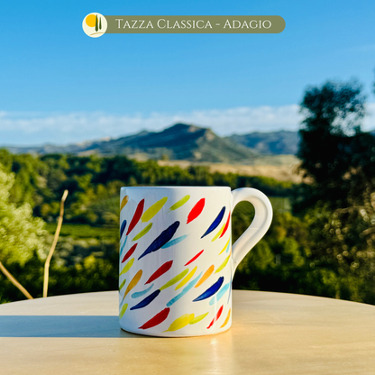 Handbemalte Keramik Tasse "Adagio" mit sanften abstrakten Farbtupfern in Rot, Gelb, grün und Blau. Ideale Kaffeetasse für entspannte Momente und italienische Keramikkunst von Le Colline.