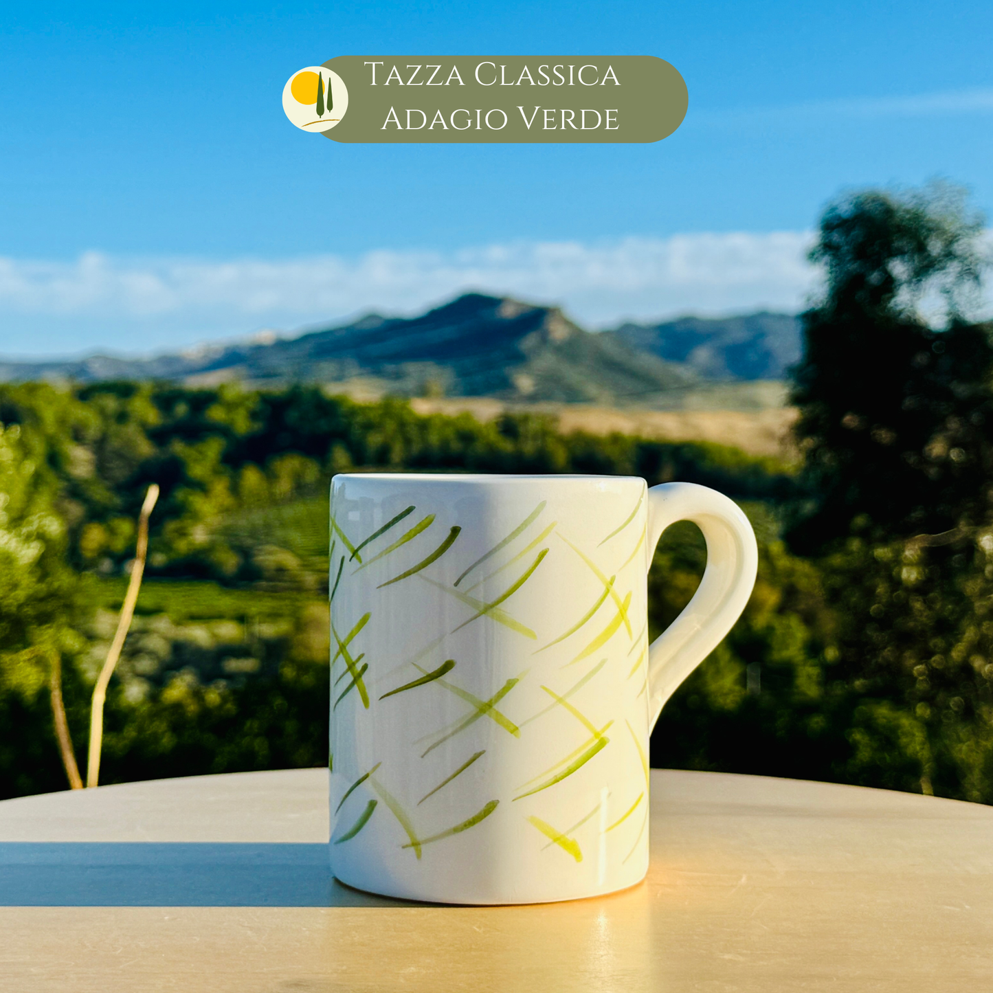 Handbemalte Keramik Tasse mit grünen abstrakten Streifen, Milchkaffee Becher von Le Colline. Ideal für Frühstück und mediterrane Küchendekoration.