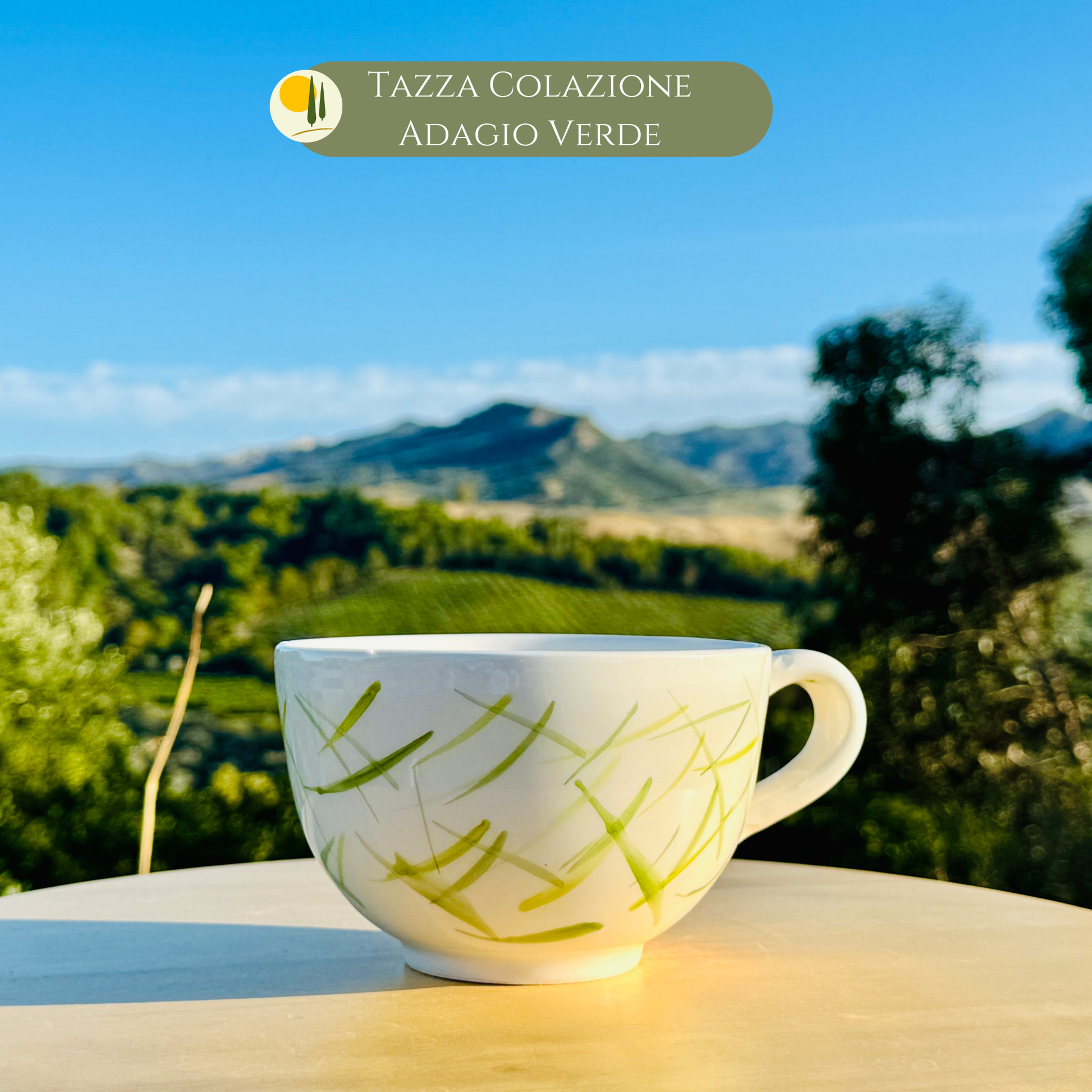 Handbemalter großer Keramik Milchkaffee Becher "Adagio Verde" mit sanften grünen Pinselstrichen. Große Tasse für entspannte Momente und italienisches Design von Le Colline.