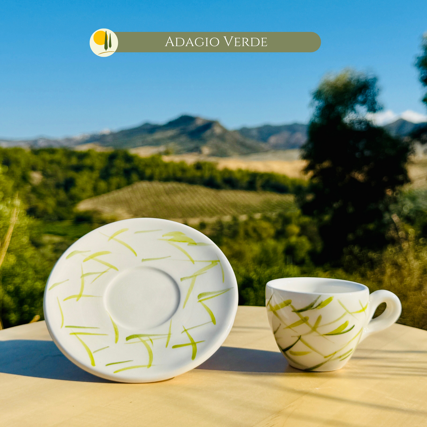 Italienische Espressotasse aus handgefertigter Keramik mit Untertasse, dekoriert mit grünen Linien, die Olivenblätter und mediterrane Natur erinnern. Jede Tasse ist ein Unikat, handbemalt mit Liebe zum Detail. Perfekt für Espresso oder Ristretto, bringt italienisches Lebensgefühl und Stil auf den Tisch. Authentische Keramik, lebensmittelecht, ideal für Kaffeegenuss, Geschenkidee oder mediterrane Tischdeko.