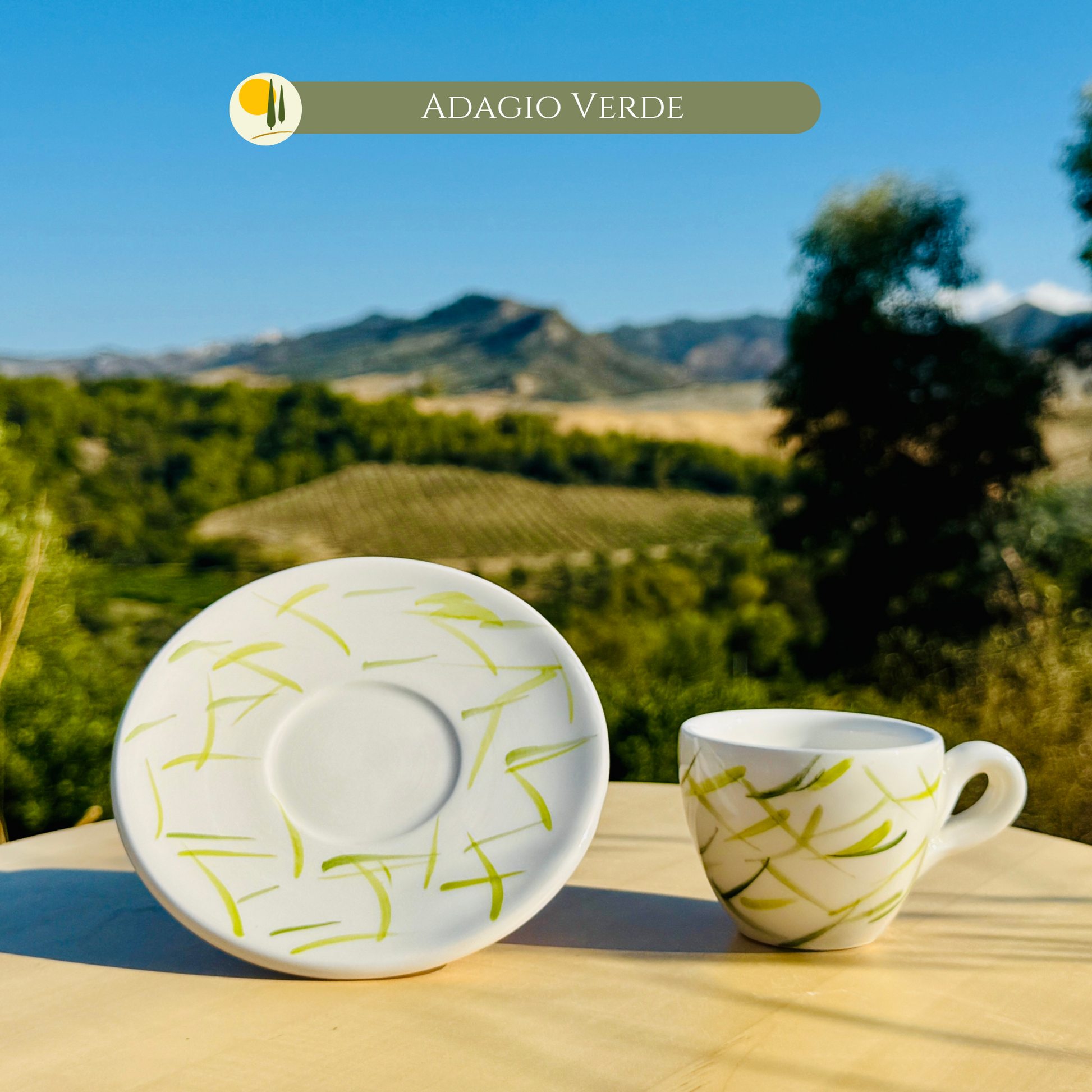 Italienische Espressotasse aus handgefertigter Keramik mit Untertasse, dekoriert mit grünen Linien, die Olivenblätter und mediterrane Natur erinnern. Jede Tasse ist ein Unikat, handbemalt mit Liebe zum Detail. Perfekt für Espresso oder Ristretto, bringt italienisches Lebensgefühl und Stil auf den Tisch. Authentische Keramik, lebensmittelecht, ideal für Kaffeegenuss, Geschenkidee oder mediterrane Tischdeko.