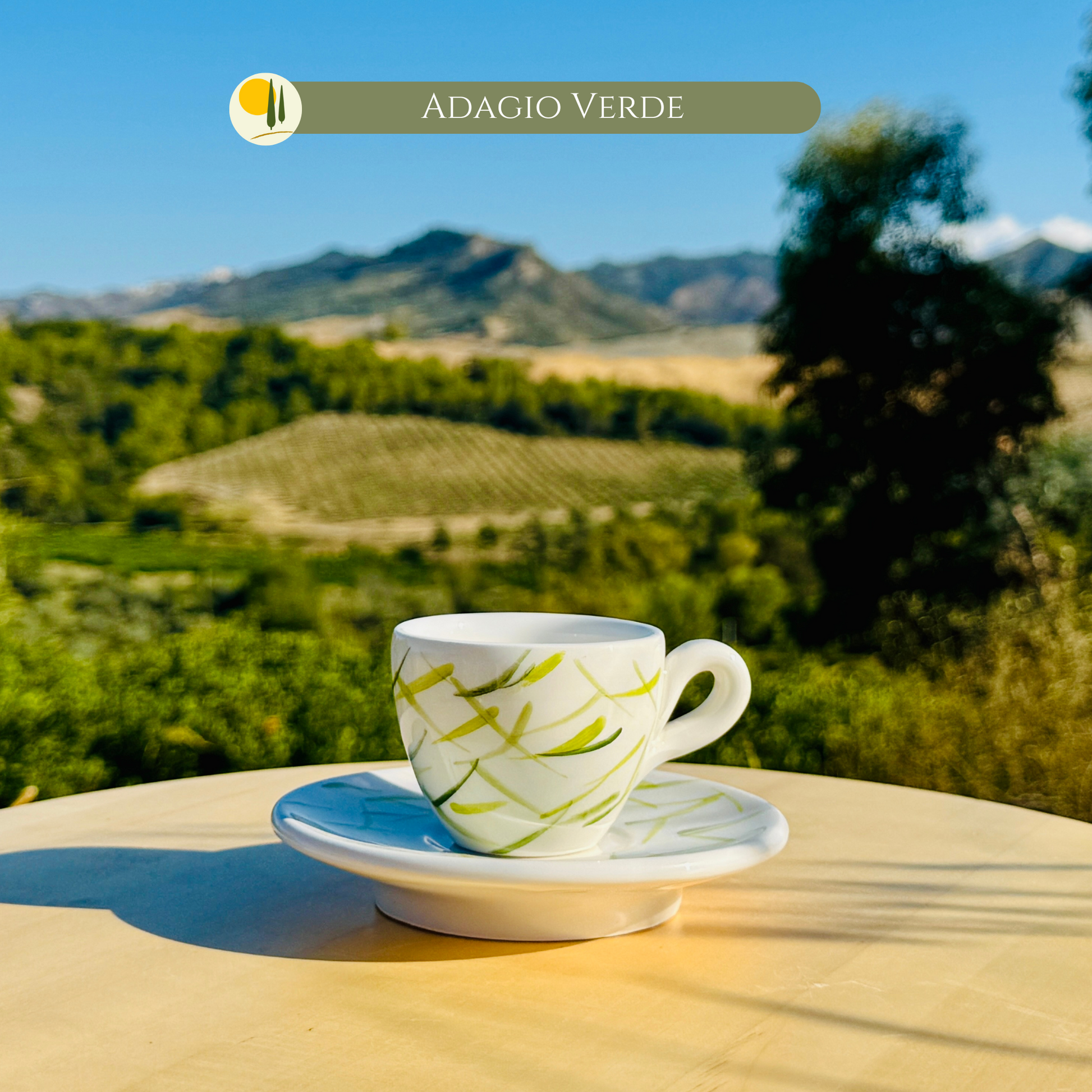 Italienische Espressotasse aus handgefertigter Keramik mit Untertasse, dekoriert mit grünen Linien, die Olivenblätter und mediterrane Natur erinnern. Jede Tasse ist ein Unikat, handbemalt mit Liebe zum Detail. Perfekt für Espresso oder Ristretto, bringt italienisches Lebensgefühl und Stil auf den Tisch. Authentische Keramik, lebensmittelecht, ideal für Kaffeegenuss, Geschenkidee oder mediterrane Tischdeko.