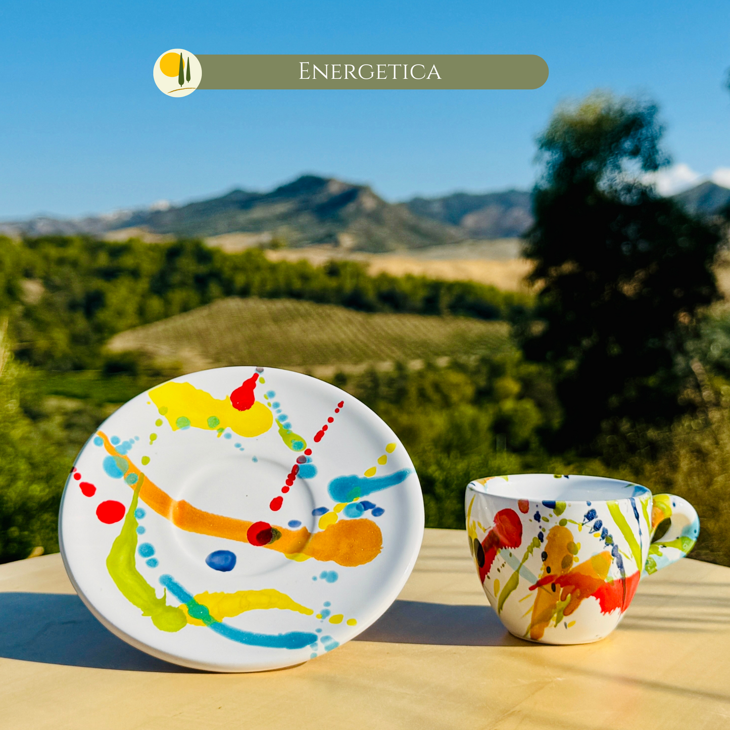 Handgemachte italienische Espressotasse aus Keramik mit Untertasse, kunstvoll von Hand bemalt mit mediterranen Farben. Einzigartiges Design mit roten und blauen Akzenten, inspiriert von der italienischen Landschaft. Perfekt für Espresso, Mokka oder Macchiato, für Kaffeeliebhaber und als originelles Geschenk. Authentische Handwerkskunst, lebensmittelecht, ideal für Küche, Tischdekoration und italienisches Flair.