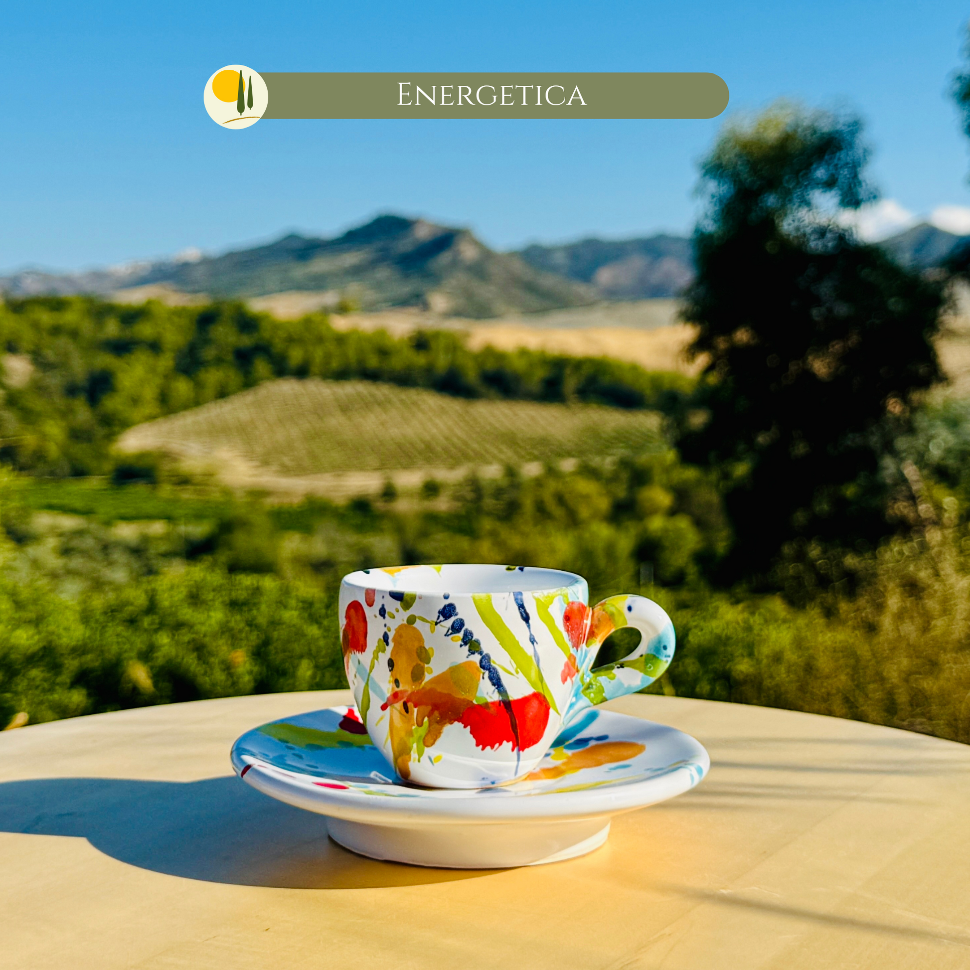 Handgemachte italienische Espressotasse aus Keramik mit Untertasse, kunstvoll von Hand bemalt mit mediterranen Farben. Einzigartiges Design mit roten und blauen Akzenten, inspiriert von der italienischen Landschaft. Perfekt für Espresso, Mokka oder Macchiato, für Kaffeeliebhaber und als originelles Geschenk. Authentische Handwerkskunst, lebensmittelecht, ideal für Küche, Tischdekoration und italienisches Flair.