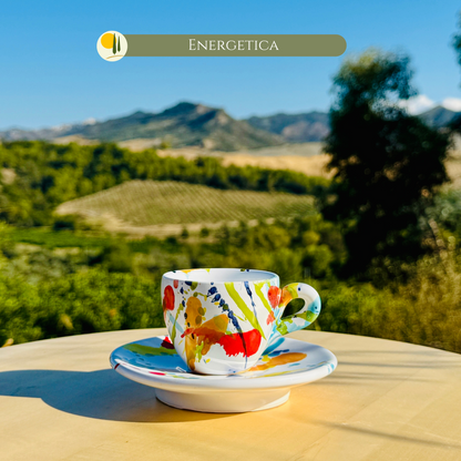 Handgemachte italienische Espressotasse aus Keramik mit Untertasse, kunstvoll von Hand bemalt mit mediterranen Farben. Einzigartiges Design mit roten und blauen Akzenten, inspiriert von der italienischen Landschaft. Perfekt für Espresso, Mokka oder Macchiato, für Kaffeeliebhaber und als originelles Geschenk. Authentische Handwerkskunst, lebensmittelecht, ideal für Küche, Tischdekoration und italienisches Flair.