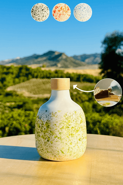 Handgefertigte kleine 200ml Keramik Ölflaschen mit handbemalten Decor mit Punkten in Blau, Grün, Rot und Schwarz. Ideal zum Servieren von Olivenöl, Essig und Dressings, vereinen sie Funktionalität mit mediterraner Ästhetik. Jede Ölflasche ist ein Unikat, in Italien gefertigt, perfekt als Küchenaccessoire, Tischdekoration oder elegantes Geschenk für Liebhaber italienischen Designs.